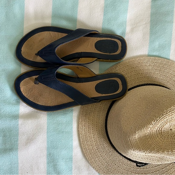 Women’s flip flops by B.o.c. - Picture 2 of 3